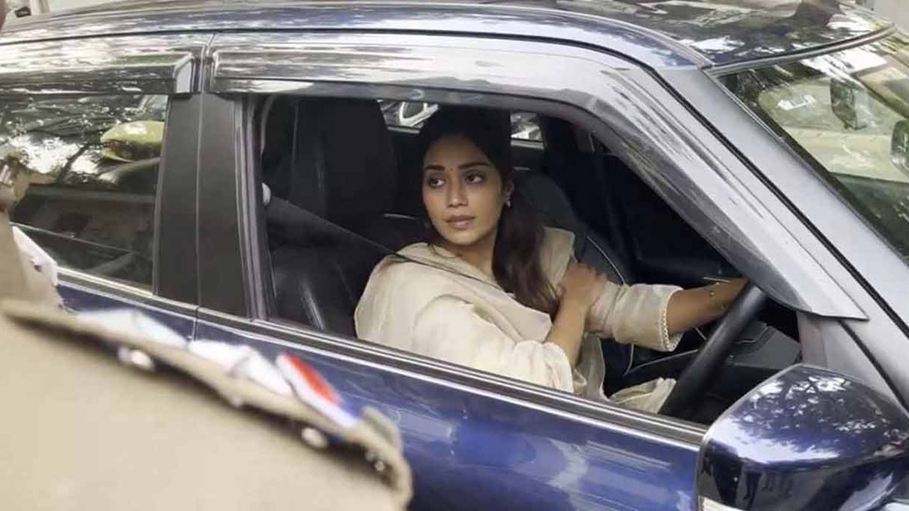 Actress Nivetha Pethuraj Shares Shocking Traffic Signal Scam Experience in Chennai Actress Nivetha Pethuraj Shares Shocking Traffic Signal Scam Experience in Chennai
