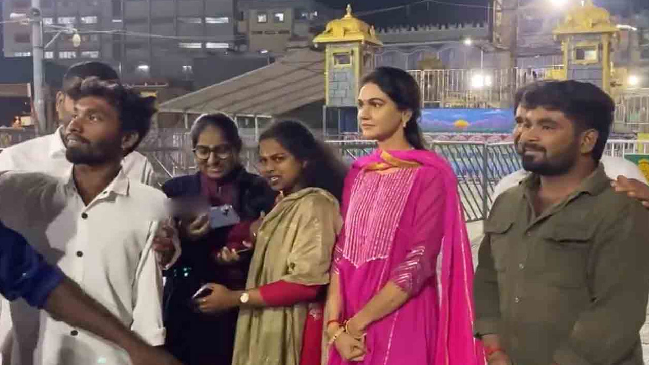 Allu Sneha Reddy Visits Tirumala Seeking Blessings for Dismissal of Case Against Allu Arjun Allu Sneha Reddy Visits Tirumala Seeking Blessings for Dismissal of Case Against Allu Arjun