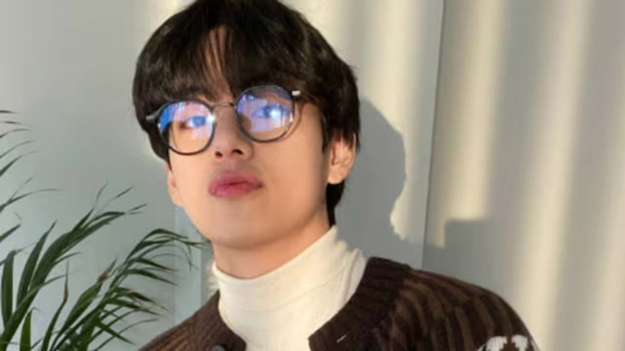 BTS Star V's Heartfelt Comment on Old Post with Pet Dog Yeontan BTS Star V's Heartfelt Comment on Old Post with Pet Dog Yeontan