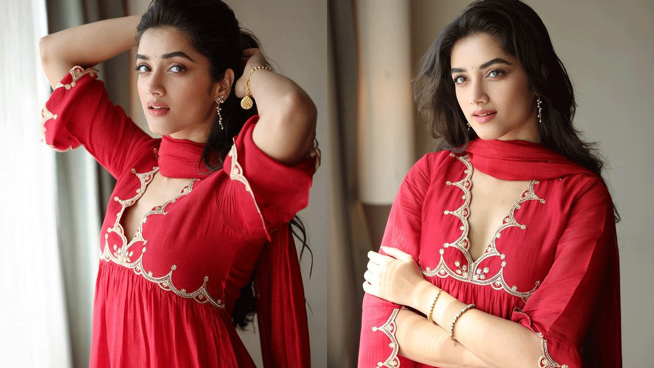  Bhagyashree Glows in Traditional Look with High Glamour Treat