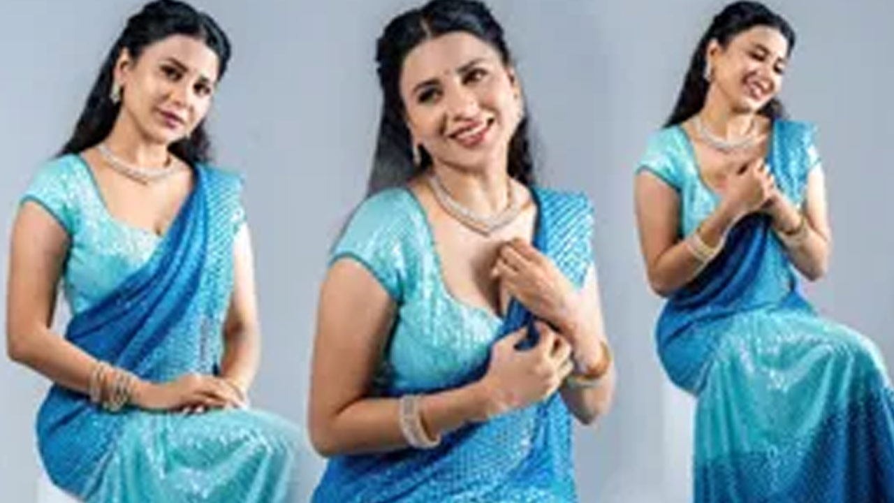 Hamida in Half Saree Photos