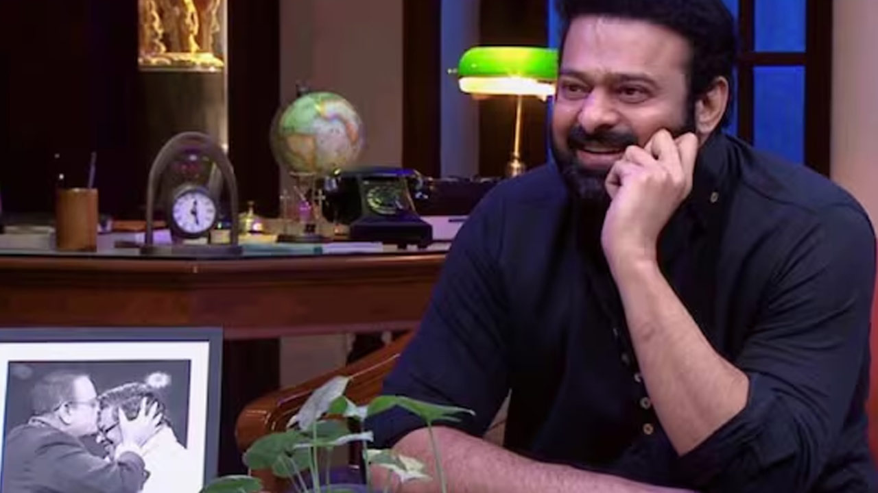 Prabhas Honors Sirivennela on Telugu Talk Show 'Na Uchchvasa Kavanam' Prabhas Honors Sirivennela on Telugu Talk Show 'Na Uchchvasa Kavanam'