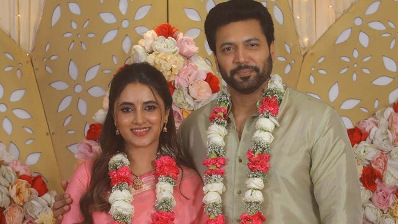 Jayam Ravi's 'Wedding Photo' with Priyanka Mohan Sparks Confusion Amid Divorce Jayam Ravi's 'Wedding Photo' with Priyanka Mohan Sparks Confusion Amid Divorce