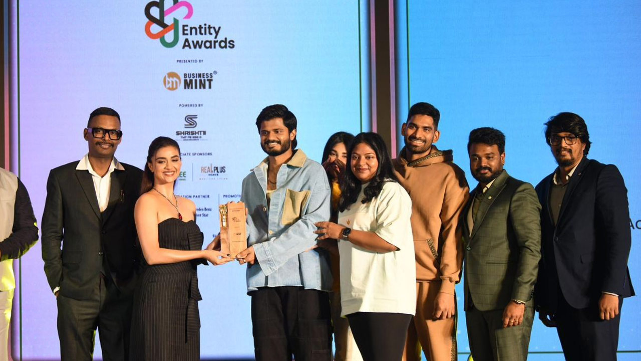 Vijay Deverakonda's Rowdy Wear Bags Iconic Indian Streetwear Brand Award Vijay Deverakonda's Rowdy Wear Bags Iconic Indian Streetwear Brand Award