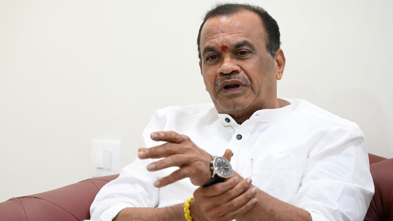 Cinematography Minister Komatireddy Asks Allu Arjun To Pay Rs 20 Crore For Stampede Victim's Family Cinematography Minister Komatireddy Asks Allu Arjun To Pay Rs 20 Crore For Stampede Victim's Family