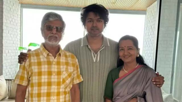 Thalapathy Vijay With His Parents Trending Photos