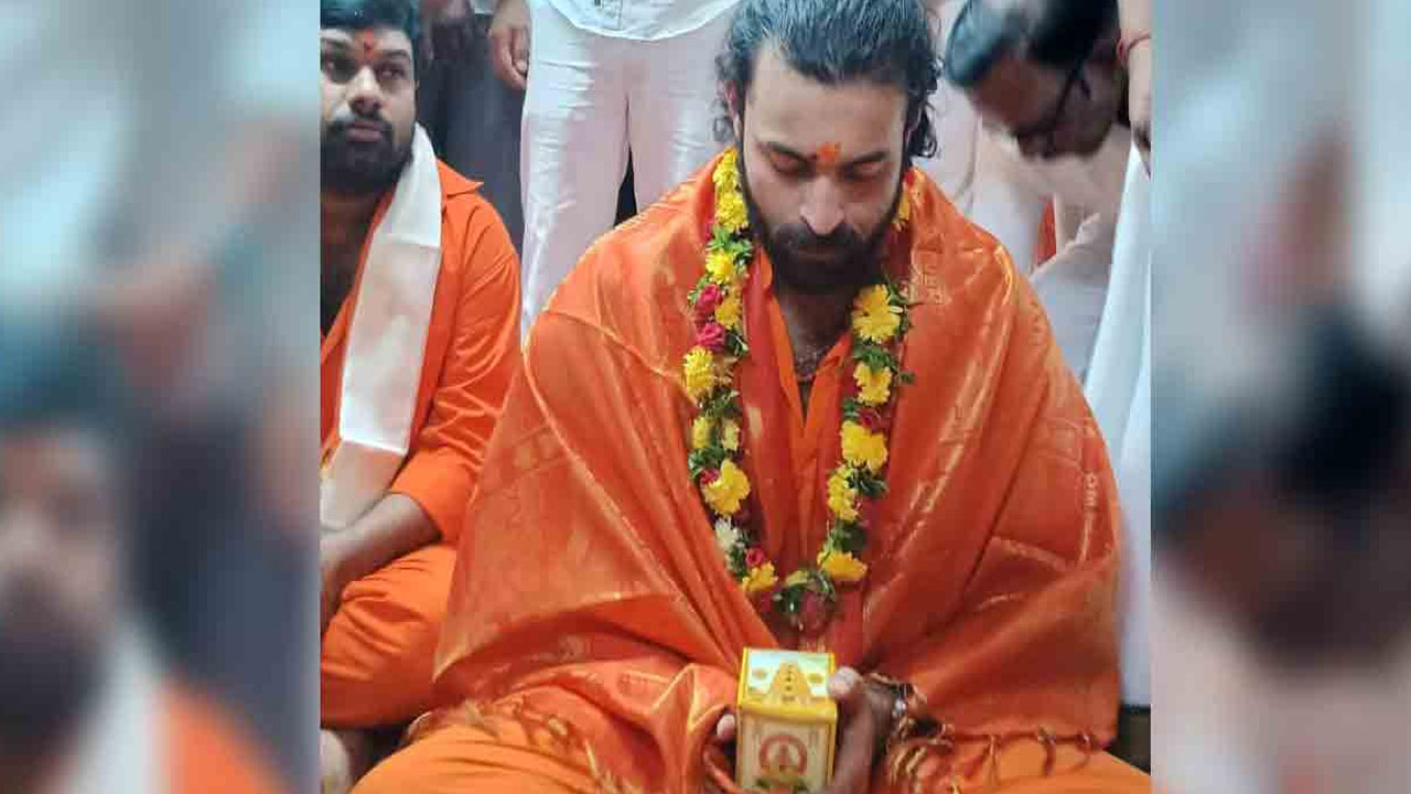 Varun Tej Visits Kondagattu Anjanna Temple Amid Matka Film's Box Office Setback Varun Tej Visits Kondagattu Anjanna Temple Amid Matka Film's Box Office Setback