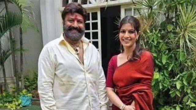 Varalaxmi sent a happy letter to the Balakrishna couple, the pics are viral Varalaxmi sent a happy letter to the Balakrishna couple, the pics are viral