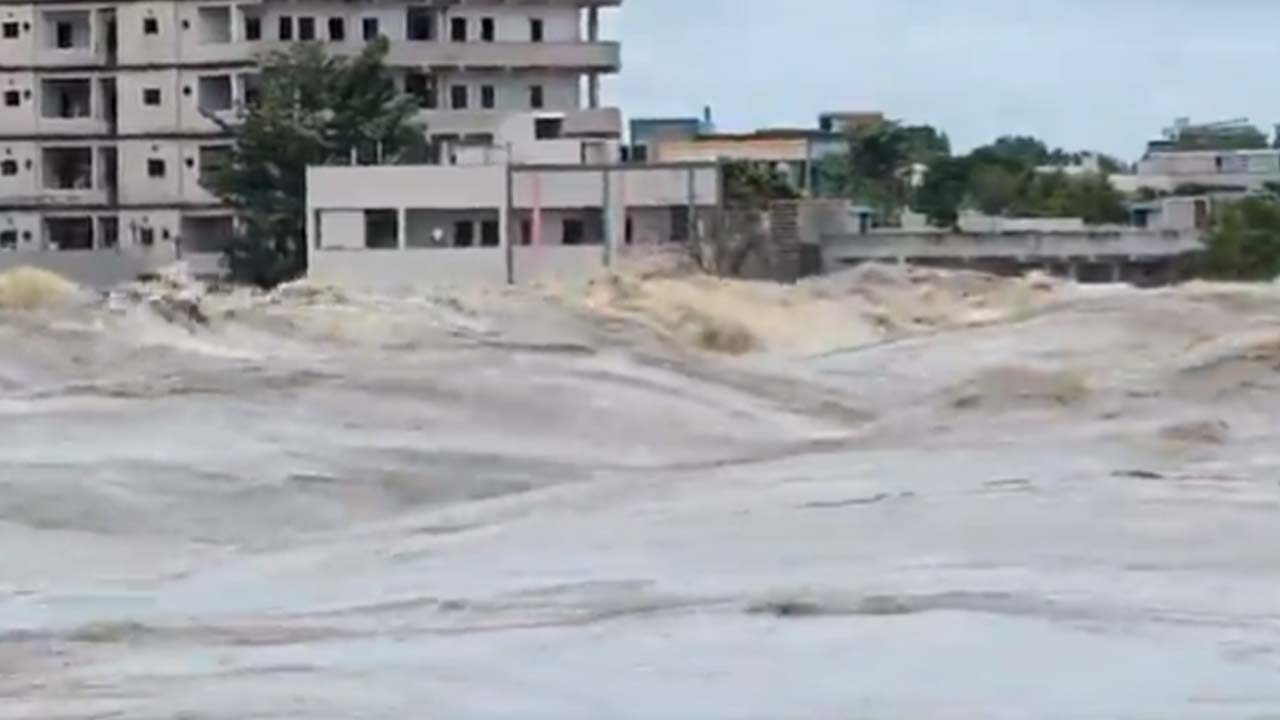 Watch Video of Munneru Vagu: PrakashNagar area is flooded in Khammam ...