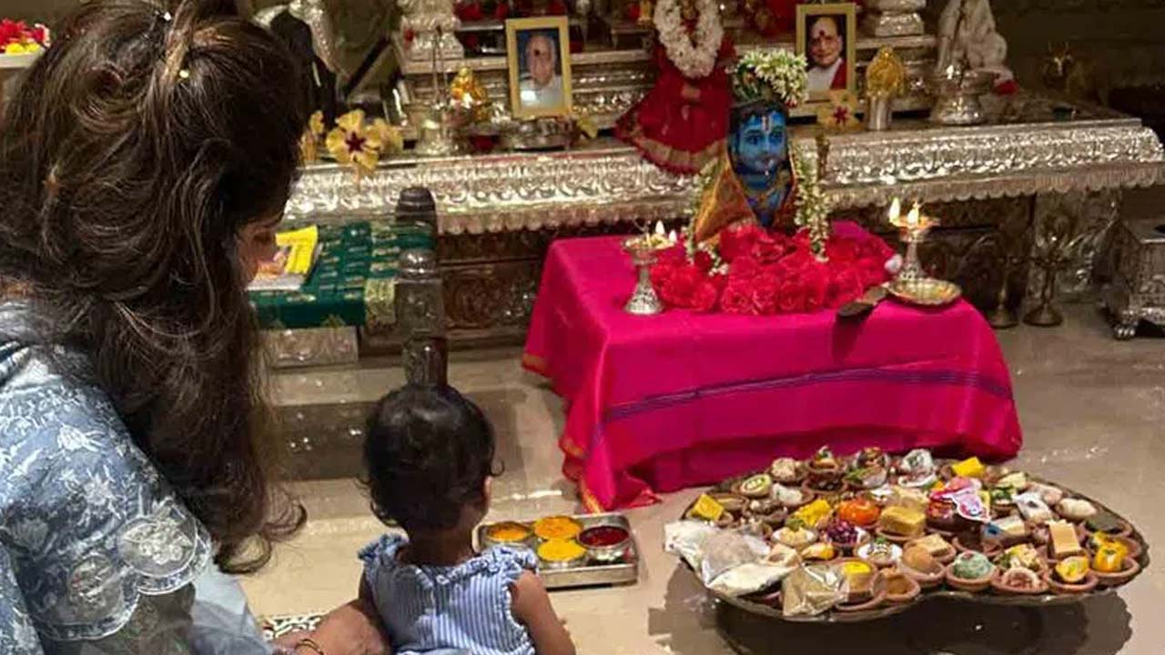 Upasana shared a photo of Krishna's worship