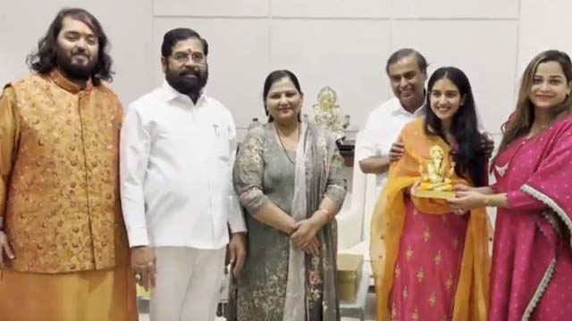 Mukesh Ambani extended an invitation to the Chief Minister to attend his son's wedding Mukesh Ambani extended an invitation to the Chief Minister to attend his son's wedding