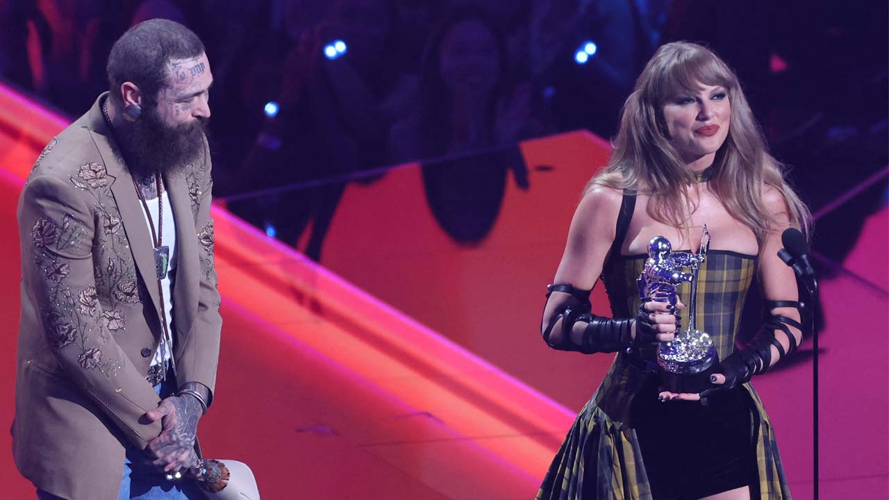 Taylor Swift Breaks Records At MTV Video Music Awards Taylor Swift Breaks Records At MTV Video Music Awards