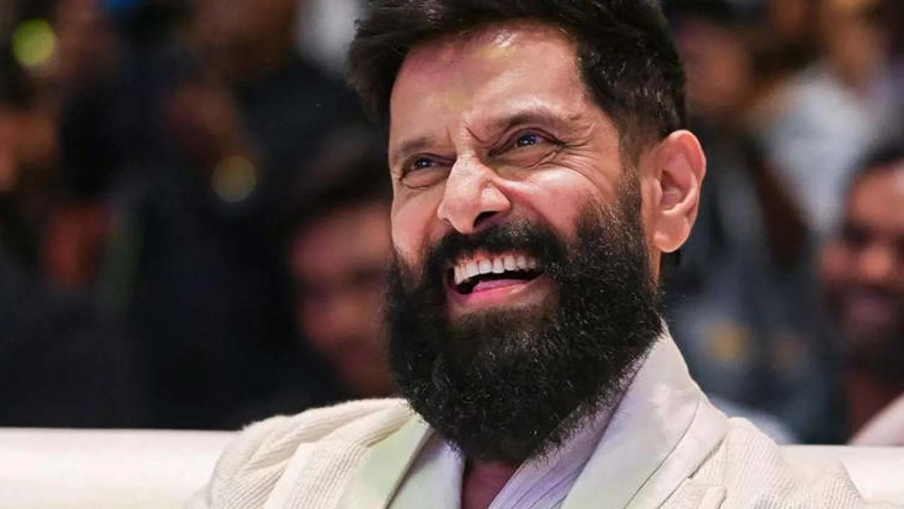 Chiyaan Vikram Charms Fans with Impromptu Dance at 'Thangalaan' Pre-Release Event