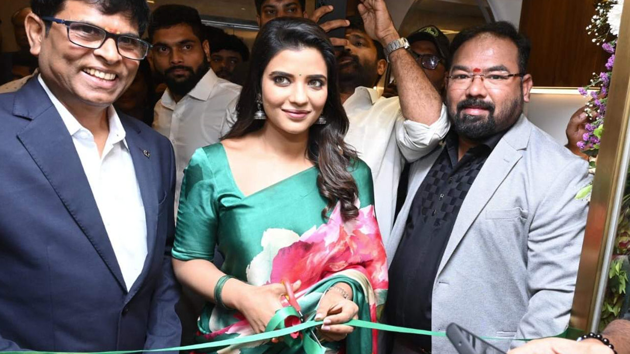Aishwarya Rajesh Inaugurates Colors Healthcare 2.0 Unit in Hyderabad Aishwarya Rajesh Inaugurates Colors Healthcare 2.0 Unit in Hyderabad