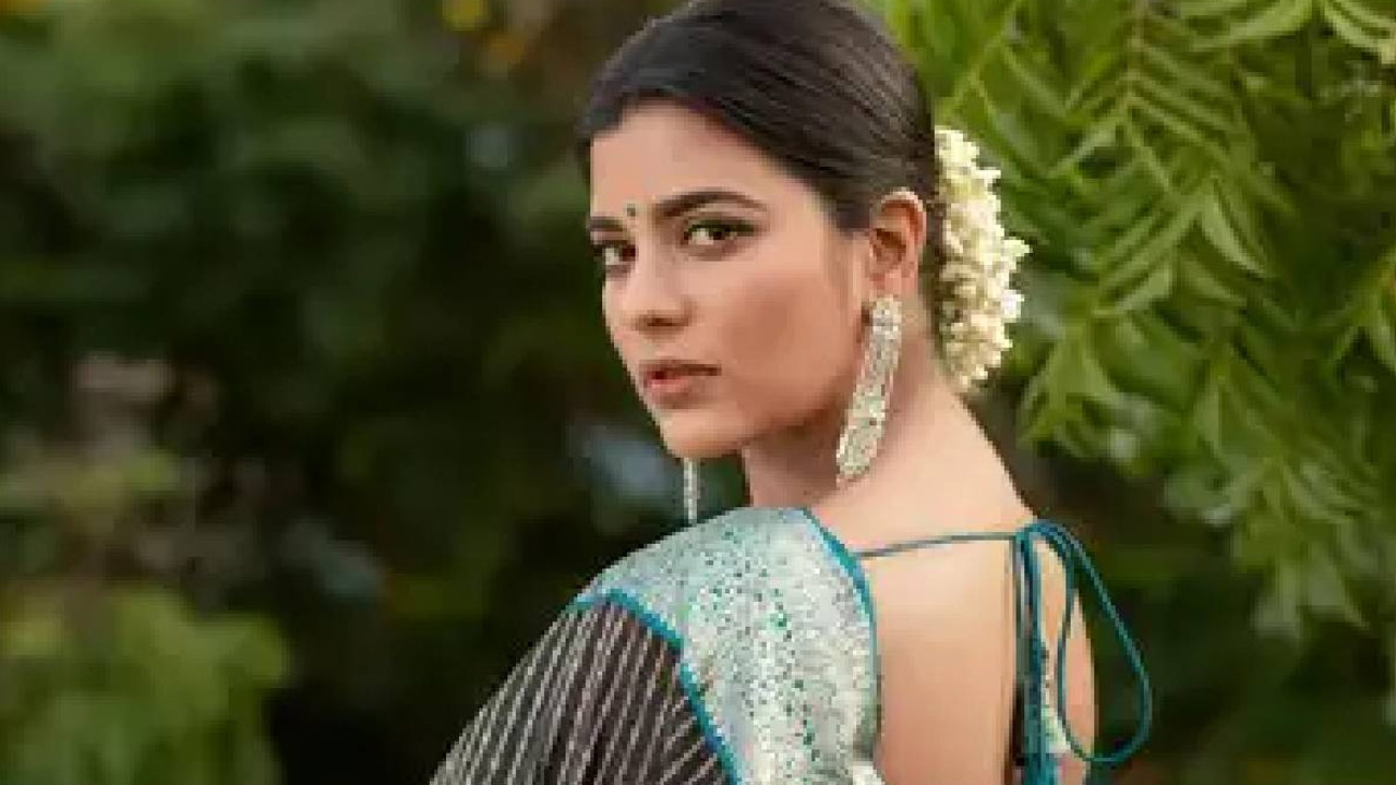 Aishwarya Rajesh's Playful Moment with Journalist at Sankranti Vachcham Promo Event Aishwarya Rajesh's Playful Moment with Journalist at Sankranti Vachcham Promo Event