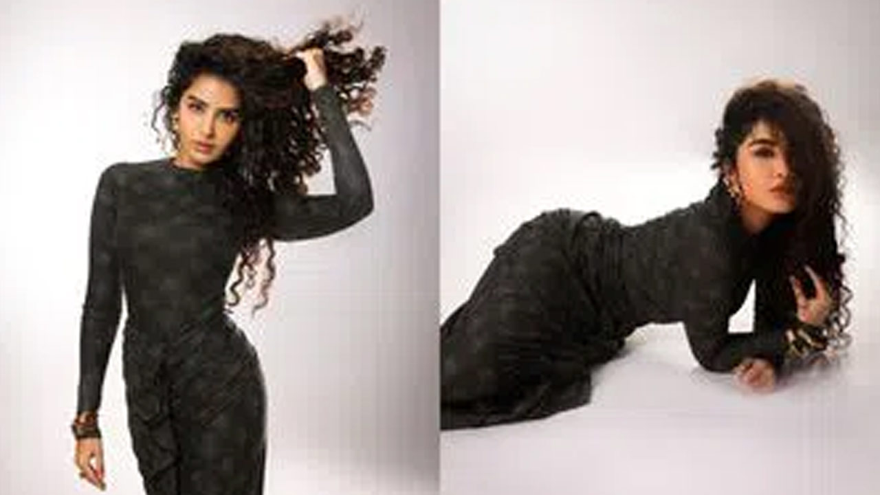 Anupama Parameswaran Flaunts Her Graceful Curves with Elegance