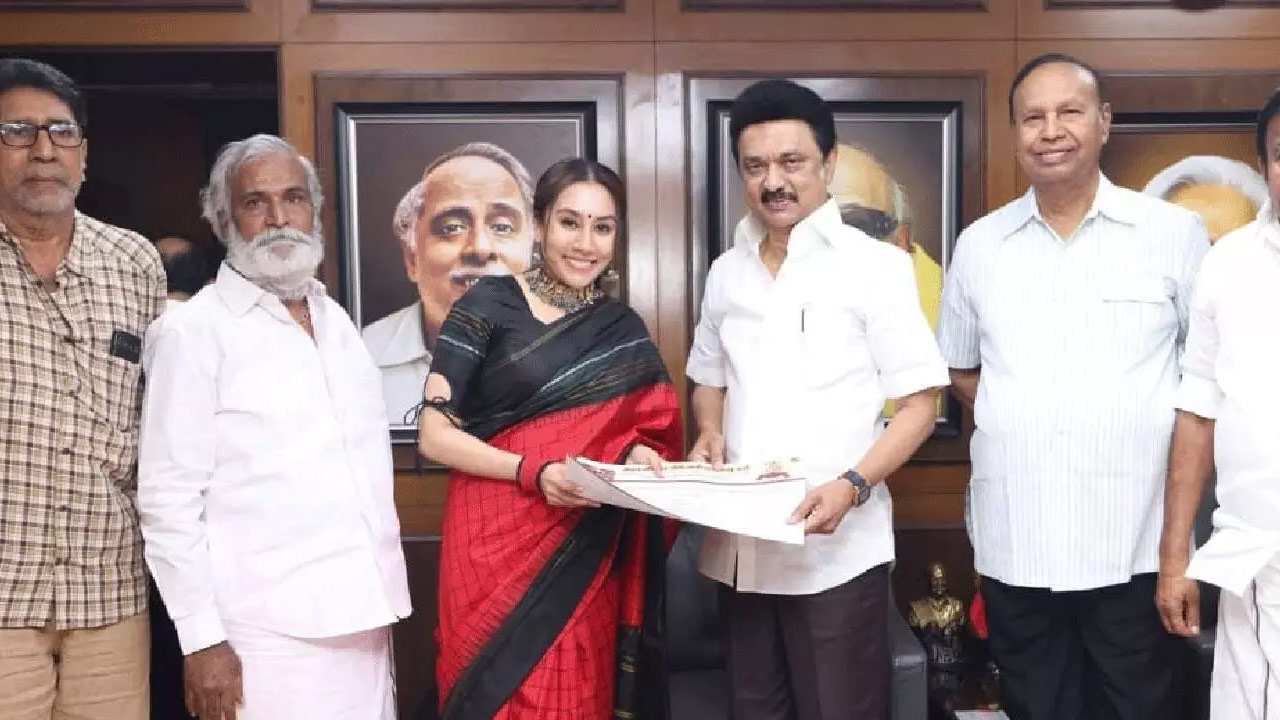 Divya Sathyaraj Joins DMK: Actor's Daughter Makes Political Debut in Tamil Nadu Divya Sathyaraj Joins DMK: Actor's Daughter Makes Political Debut in Tamil Nadu