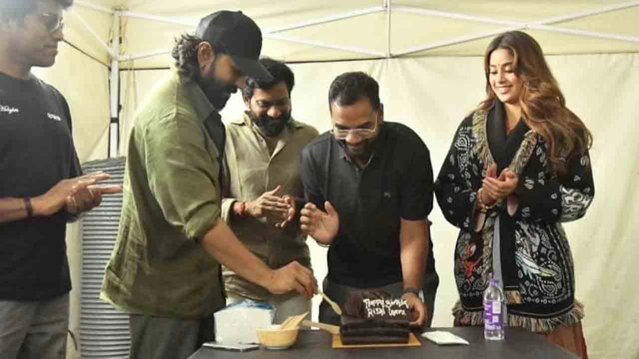 Peddi Movie: Ram Charan And Janhvi Kapoor's Viral Cake-Cutting Photo Leaked
