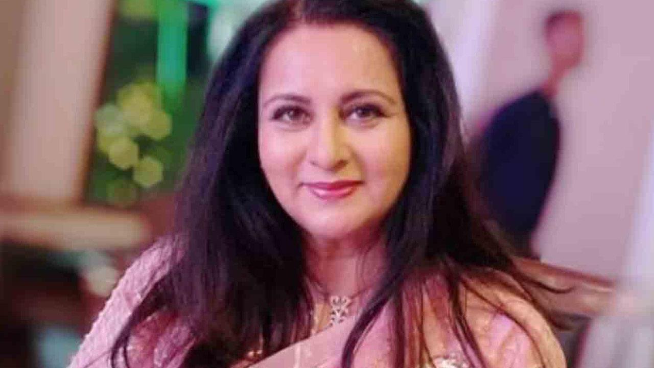 Poonam Dhillon's House Robbed: Diamond Necklace and Cash Stolen, Accused Arrested Poonam Dhillon's House Robbed: Diamond Necklace and Cash Stolen, Accused Arrested
