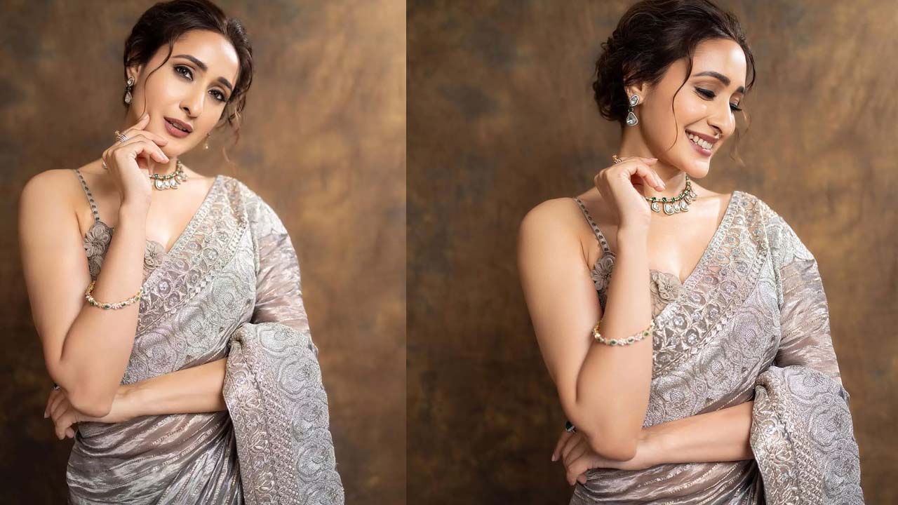 Pragya Jaiswal Radiates Grace at Telangana Gaddar Film Awards 2025 Pragya Jaiswal Radiates Grace at Telangana Gaddar Film Awards 2025