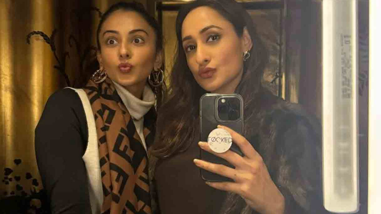 Pragya Jaiswal and Rakul Preet Singh's London Vacation: Celebrating Christmas and Friendship Pragya Jaiswal and Rakul Preet Singh's London Vacation: Celebrating Christmas and Friendship
