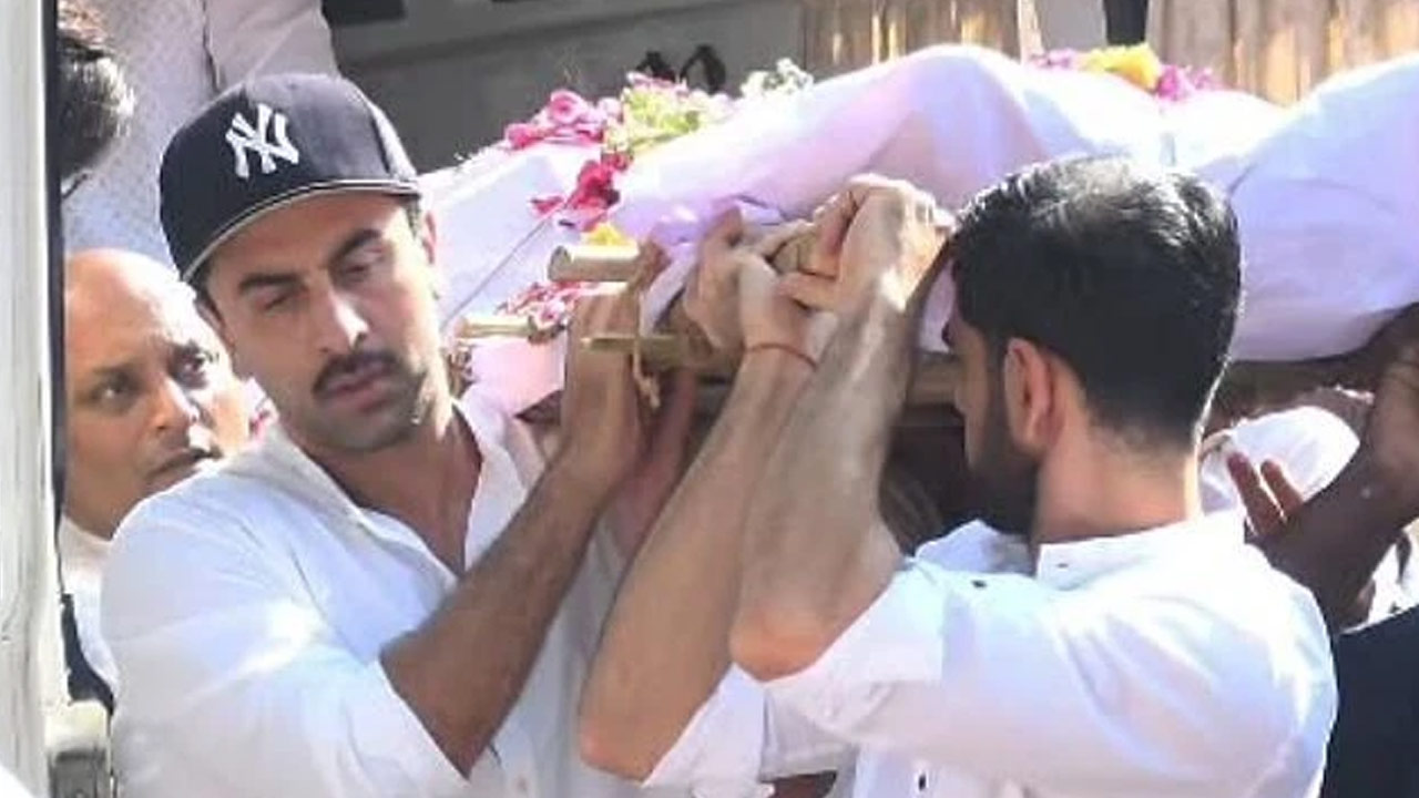Ranbir Kapoor Carries Deb Mukherjee's Bier at Funeral, Paying Final Respects Ranbir Kapoor Carries Deb Mukherjee's Bier at Funeral, Paying Final Respects