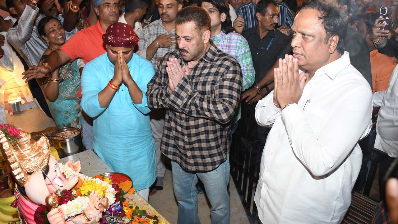 Salman Khan Prays Barefoot At Ganpati Festival At Minister's Home
