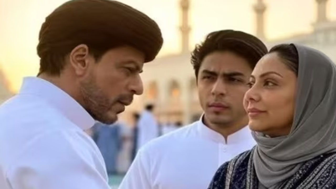 Shah Rukh Khan, Gauri Khan, And Aryan Khan's Mecca Picture: The Truth Behind The Viral Image Shah Rukh Khan, Gauri Khan, And Aryan Khan's Mecca Picture: The Truth Behind The Viral Image