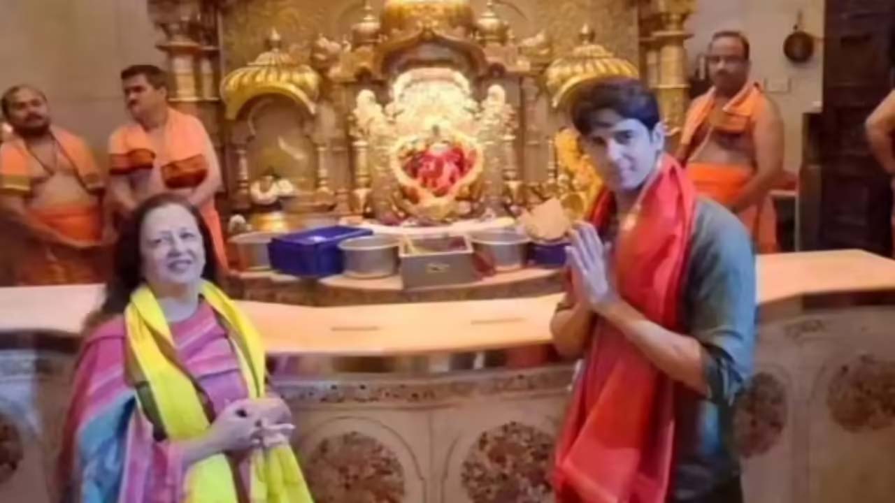 Sidharth Malhotra Visits Siddhivinayak Temple After Baby Girl's Birth Sidharth Malhotra Visits Siddhivinayak Temple After Baby Girl's Birth