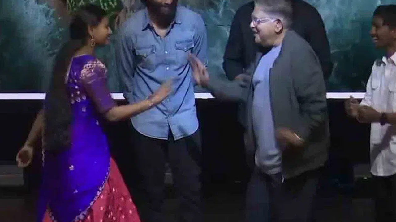 Thandel Craze: Nag Chaitanya, Sai Pallavi and Allu Aravind Dance to 'Hilesso Hilessa' with a Student Thandel Craze: Nag Chaitanya, Sai Pallavi and Allu Aravind Dance to 'Hilesso Hilessa' with a Student