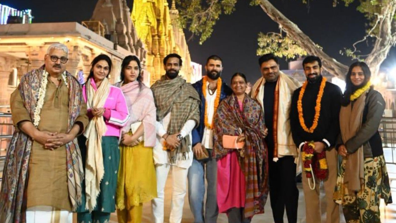 Vijay Deverakonda Shares Photos From His Kashi Trip With Family And Friends