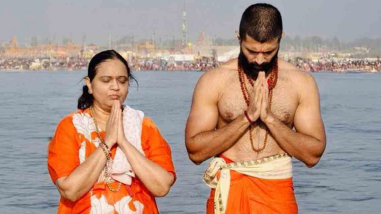 Vijay Deverakonda Takes a Holy Dip at Triveni Sangam During Kumbh Mela Vijay Deverakonda Takes a Holy Dip at Triveni Sangam During Kumbh Mela