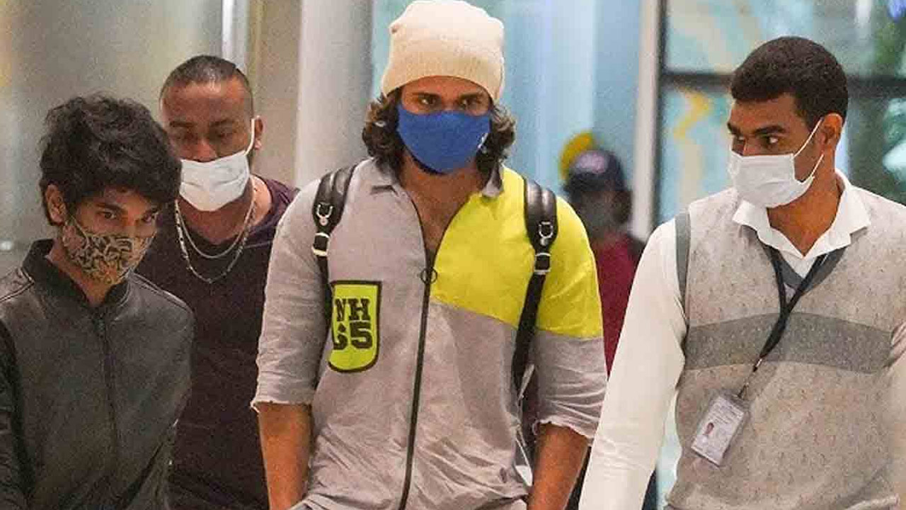 Vijay Deverakonda's Flight Delayed at Shamshabad Airport Due to Technical Issue