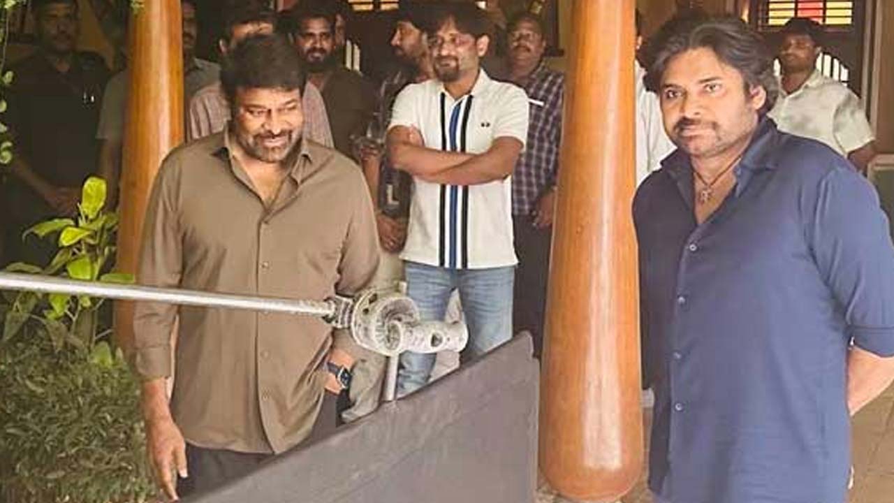 Chiranjeevi Surprise Visits Pawan Kalyan Ustaad Bhagat Singh Set Chiranjeevi Surprise Visits Pawan Kalyan Ustaad Bhagat Singh Set